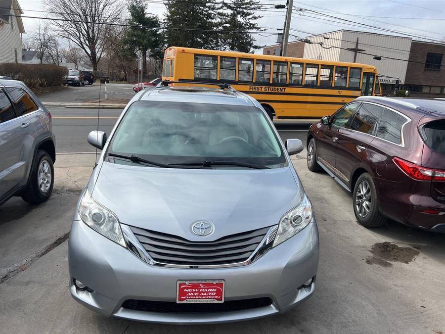 2013 Toyota Sienna XLE 7-Passenger Auto Access Se photo