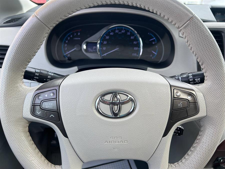 2013 Toyota Sienna XLE 7-Passenger Auto Access Se photo