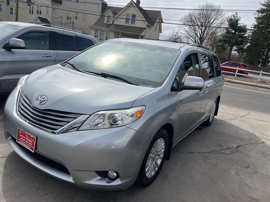 2013 Toyota Sienna XLE 7-Passenger Auto Access Se photo