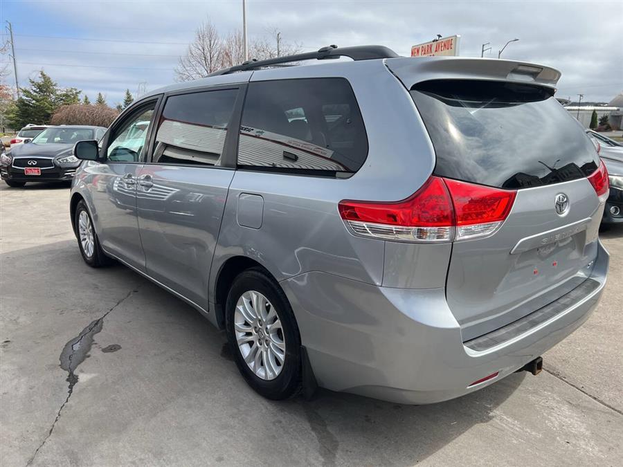 2013 Toyota Sienna XLE 7-Passenger Auto Access Se photo
