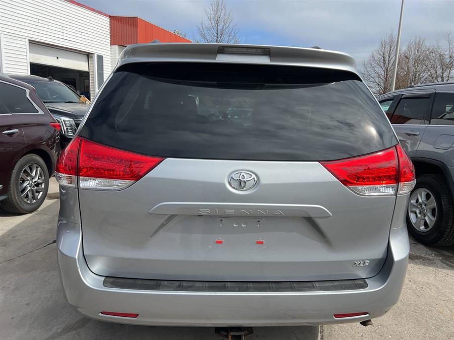 2013 Toyota Sienna XLE 7-Passenger Auto Access Se photo