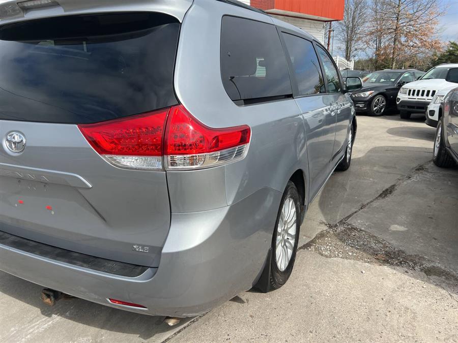2013 Toyota Sienna XLE 7-Passenger Auto Access Se photo