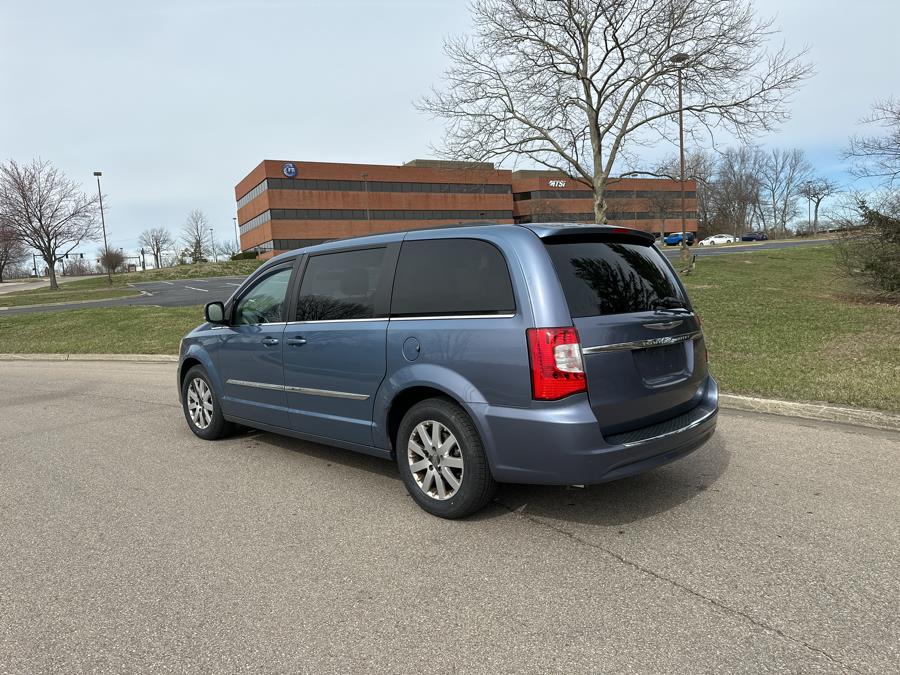 2011 Chrysler Town & Country Touring-L photo