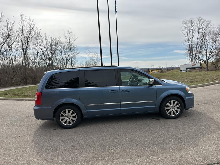 2011 Chrysler Town & Country Touring-L photo
