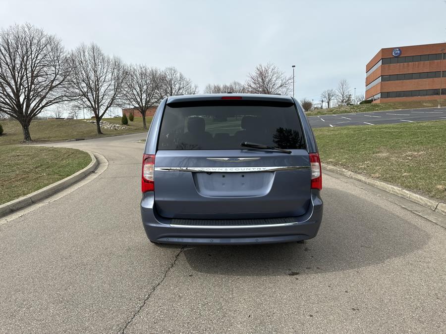 2011 Chrysler Town & Country Touring-L photo