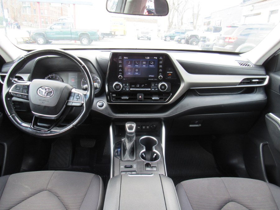 2021 Toyota Highlander LE photo