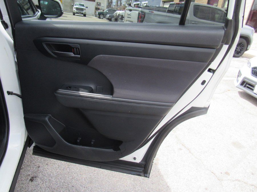 2021 Toyota Highlander LE photo