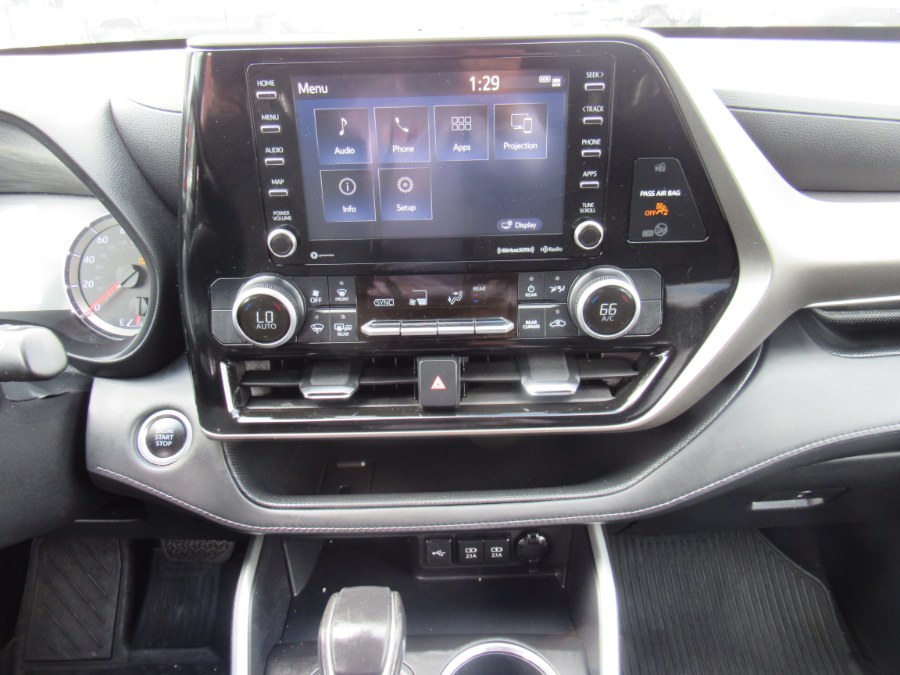 2021 Toyota Highlander LE photo