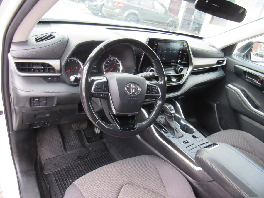 2021 Toyota Highlander LE photo