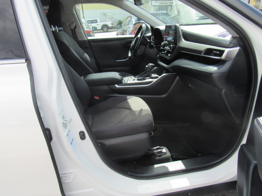 2021 Toyota Highlander LE photo
