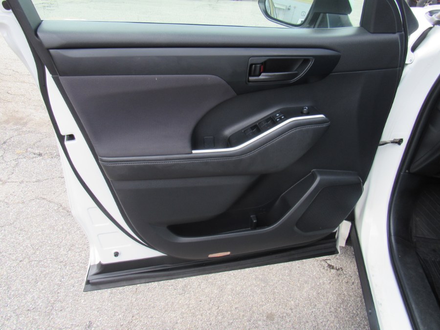 2021 Toyota Highlander LE photo