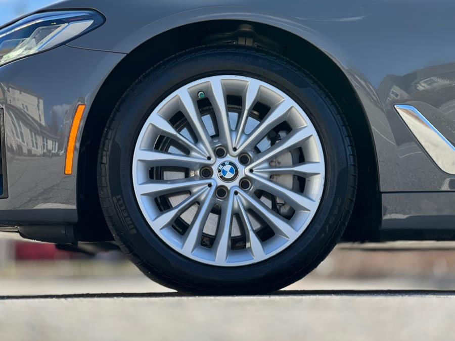 2022 BMW 5-Series 530i xDrive Sedan photo