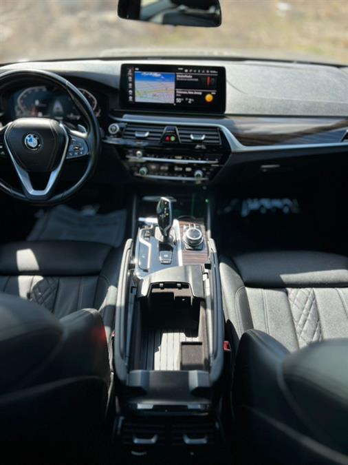 2022 BMW 5-Series 530i xDrive Sedan photo
