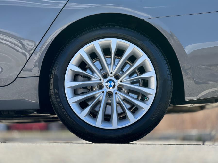 2022 BMW 5-Series 530i xDrive Sedan photo