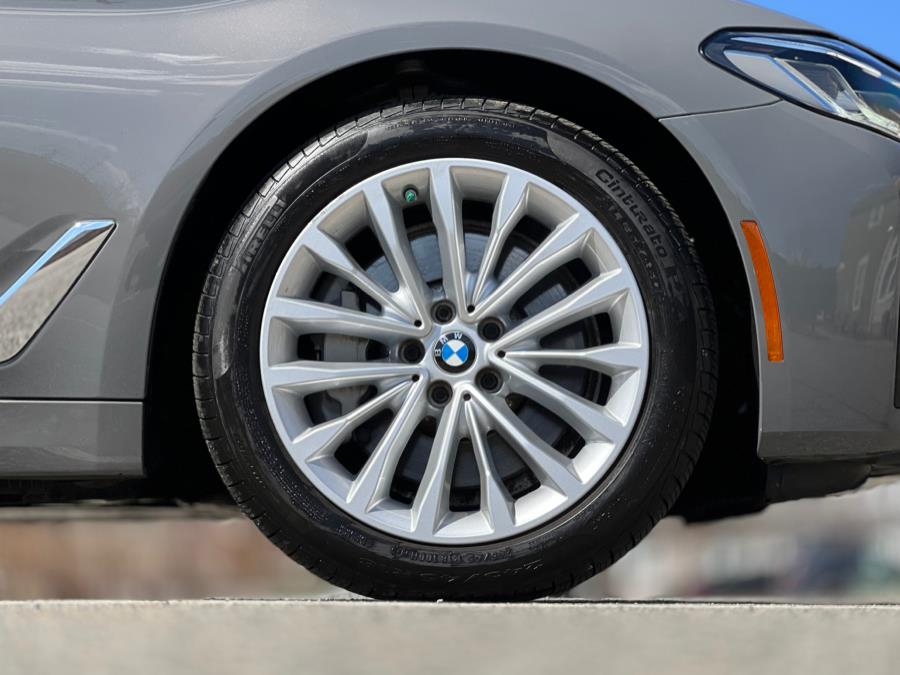 2022 BMW 5-Series 530i xDrive Sedan photo