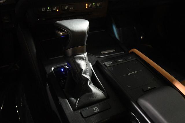 2022 Lexus ES 250 photo