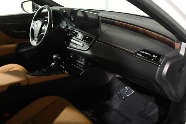 2022 Lexus ES 250 photo