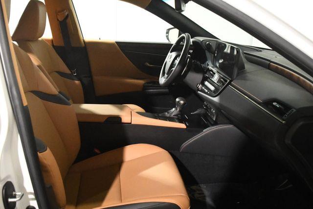 2022 Lexus ES 250 photo