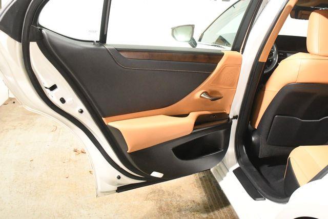 2022 Lexus ES 250 photo