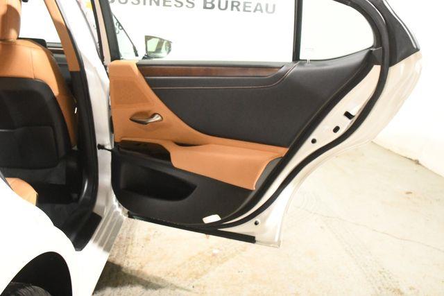 2022 Lexus ES 250 photo