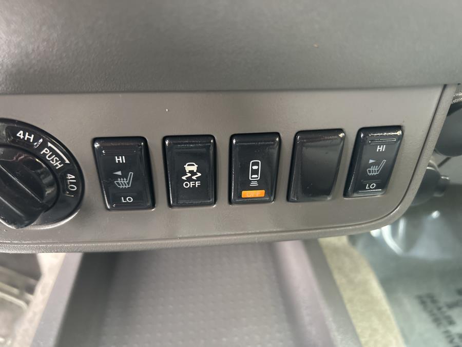 2016 Nissan Frontier 4WD Crew Cab SWB Auto SV photo