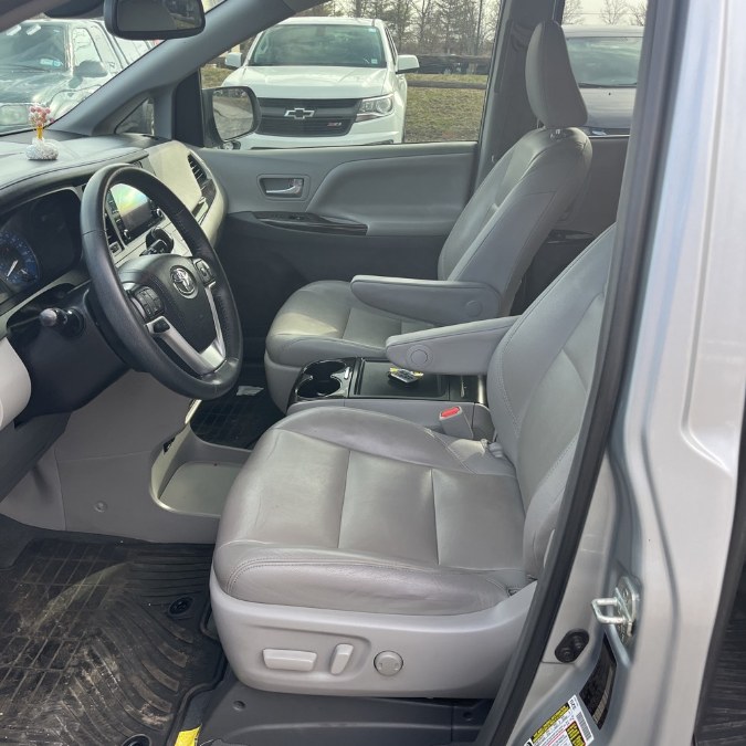 2019 Toyota Sienna XLE Premium AWD 7-Passenger (N photo