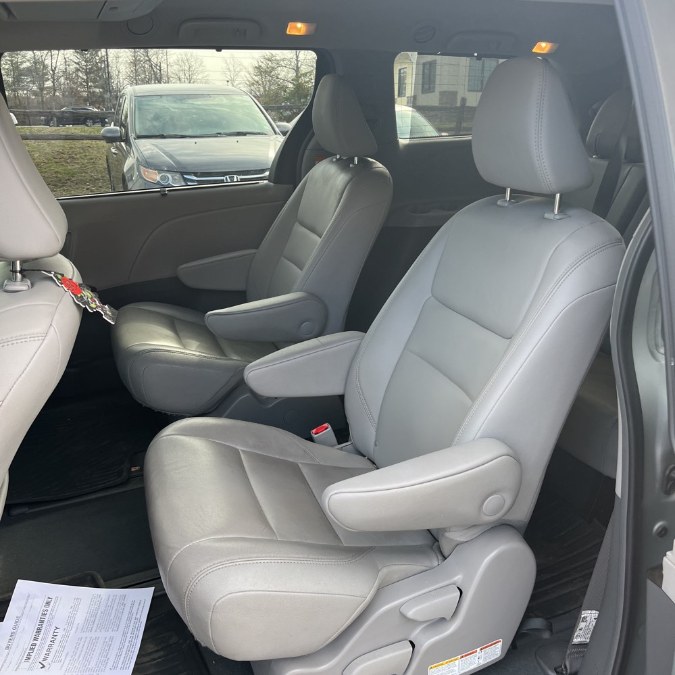 2019 Toyota Sienna XLE Premium AWD 7-Passenger (N photo