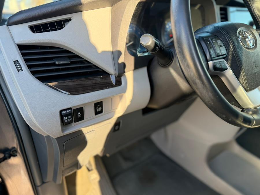 2015 Toyota Sienna 5dr 8-Pass Van XLE FWD (Natl) photo