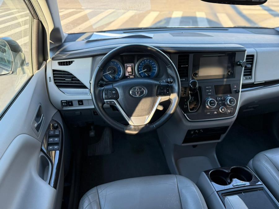 2015 Toyota Sienna 5dr 8-Pass Van XLE FWD (Natl) photo