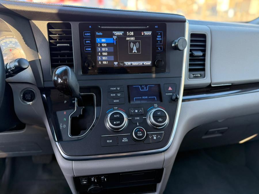 2015 Toyota Sienna 5dr 8-Pass Van XLE FWD (Natl) photo