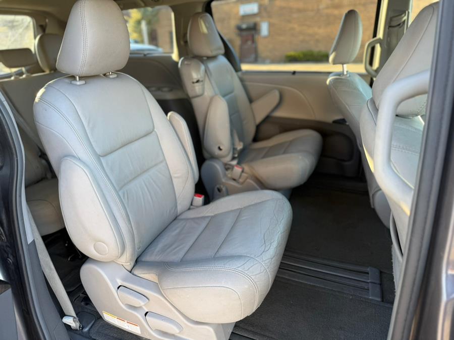 2015 Toyota Sienna 5dr 8-Pass Van XLE FWD (Natl) photo
