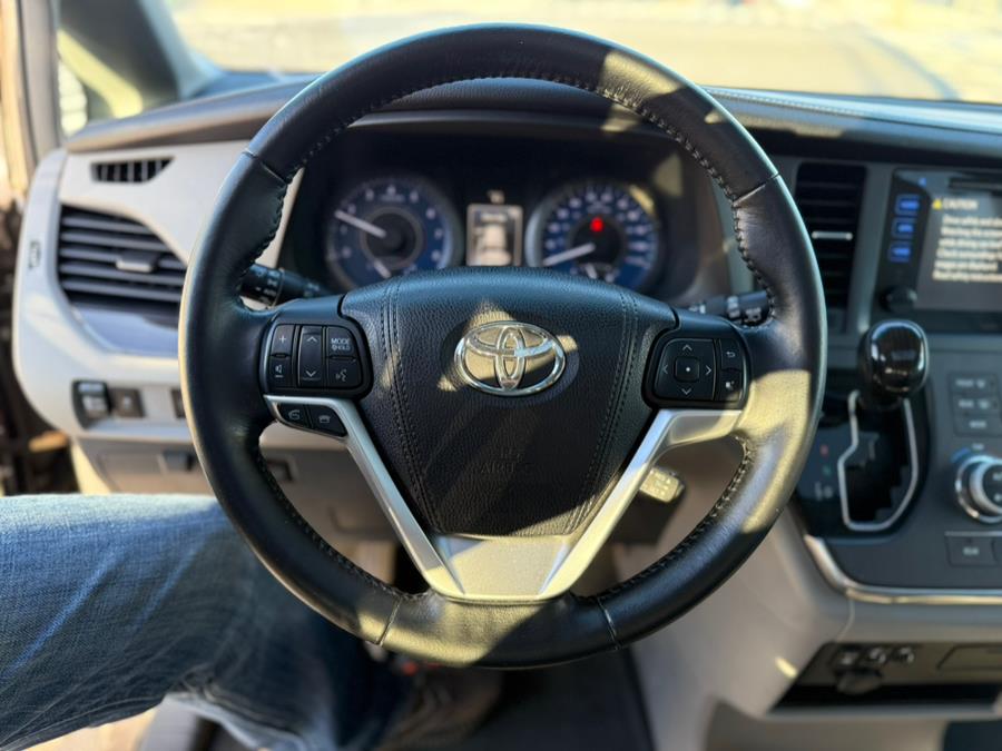 2015 Toyota Sienna 5dr 8-Pass Van XLE FWD (Natl) photo