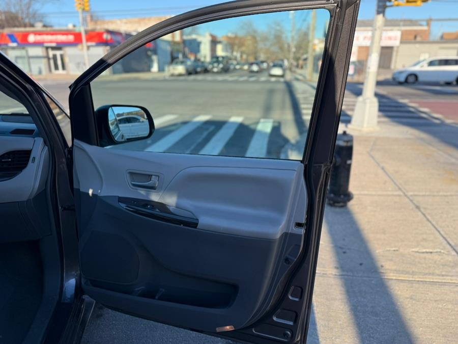 2015 Toyota Sienna 5dr 8-Pass Van XLE FWD (Natl) photo