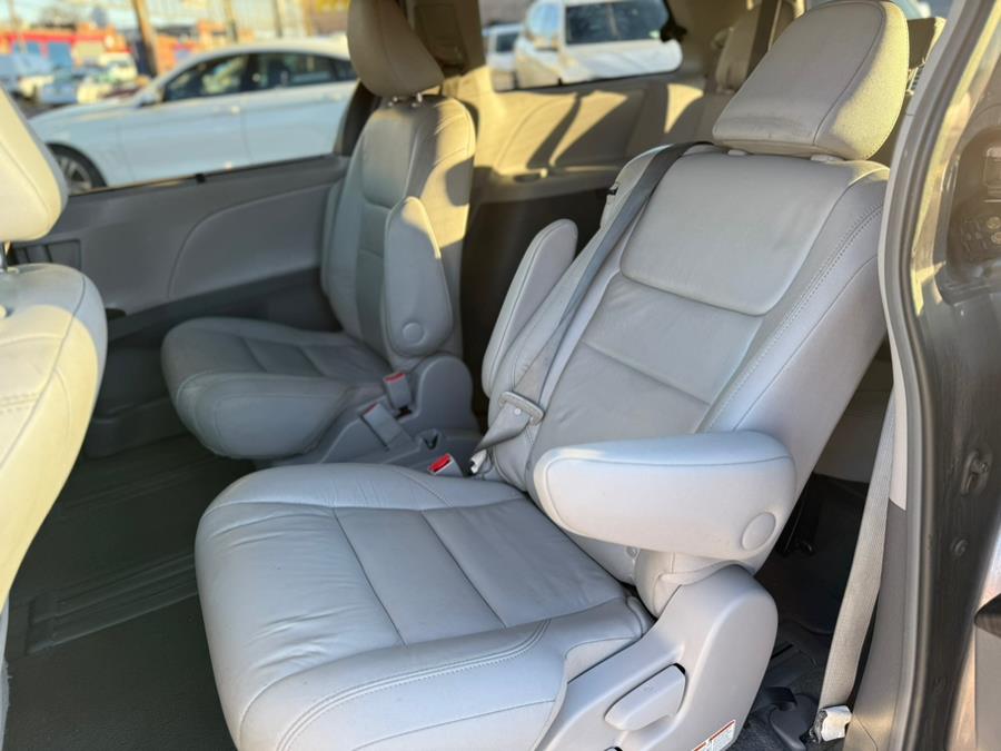 2015 Toyota Sienna 5dr 8-Pass Van XLE FWD (Natl) photo