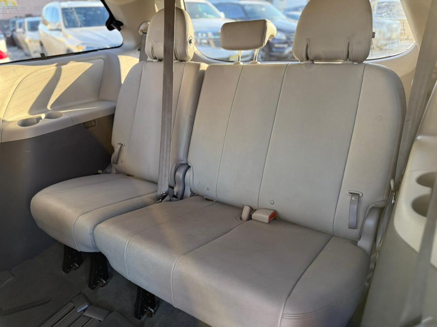 2015 Toyota Sienna 5dr 8-Pass Van XLE FWD (Natl) photo