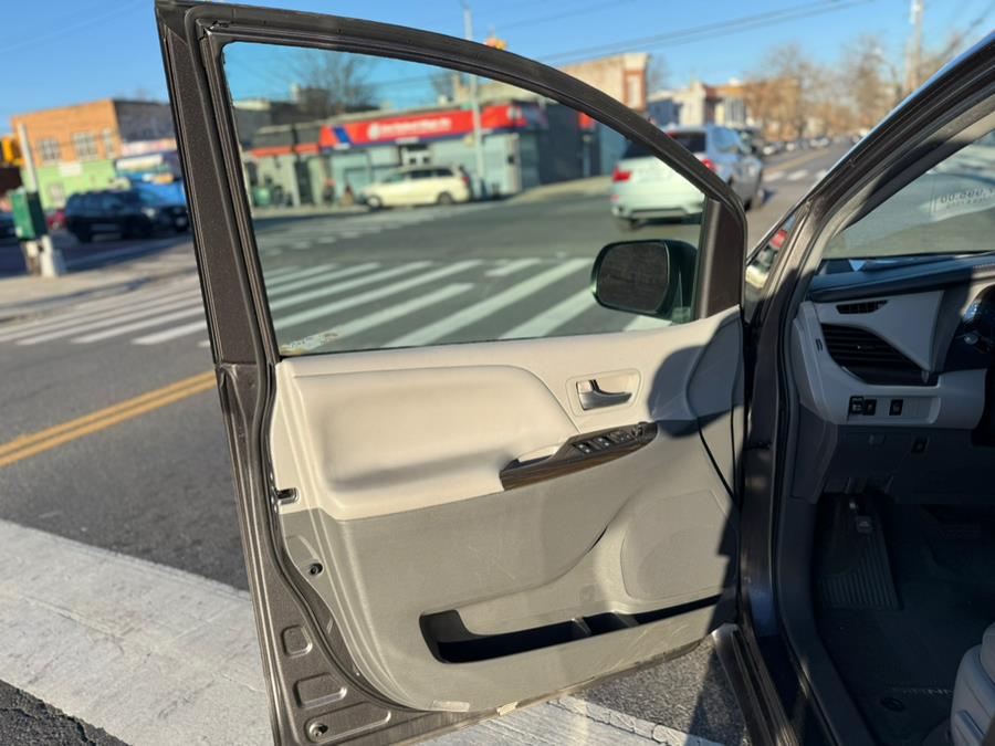 2015 Toyota Sienna 5dr 8-Pass Van XLE FWD (Natl) photo