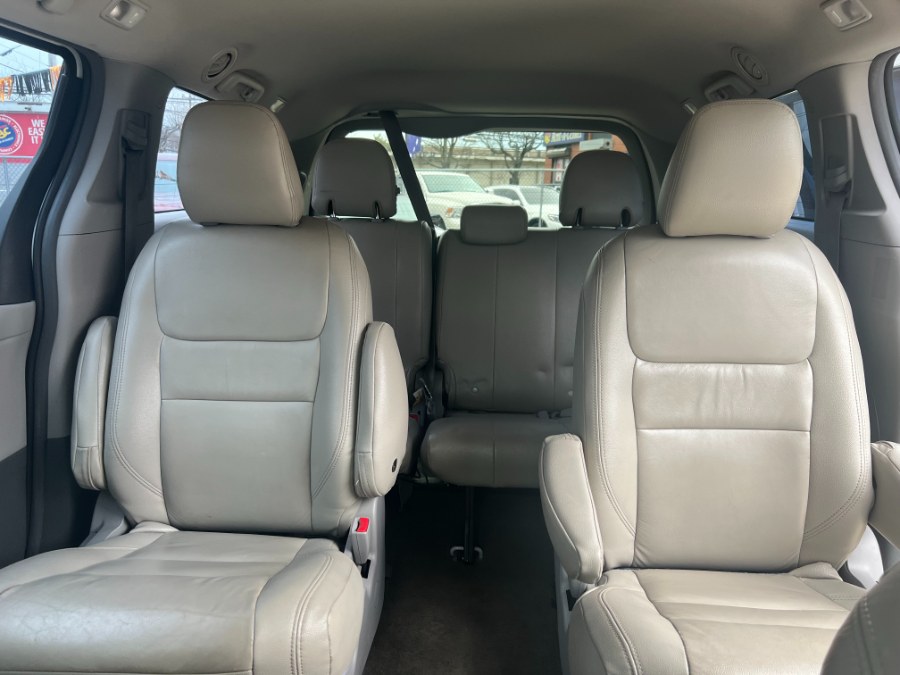 2015 Toyota Sienna 5dr 7-Pass Van L FWD (Natl) photo