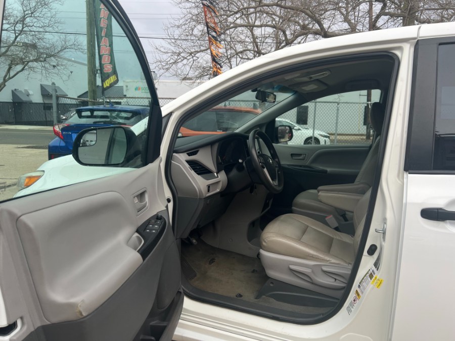 2015 Toyota Sienna 5dr 7-Pass Van L FWD (Natl) photo