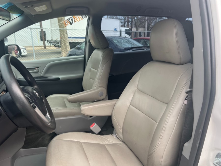 2015 Toyota Sienna 5dr 7-Pass Van L FWD (Natl) photo