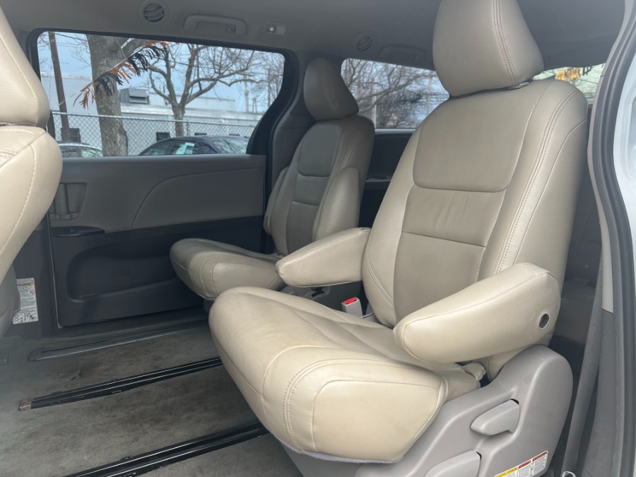 2015 Toyota Sienna 5dr 7-Pass Van L FWD (Natl) photo