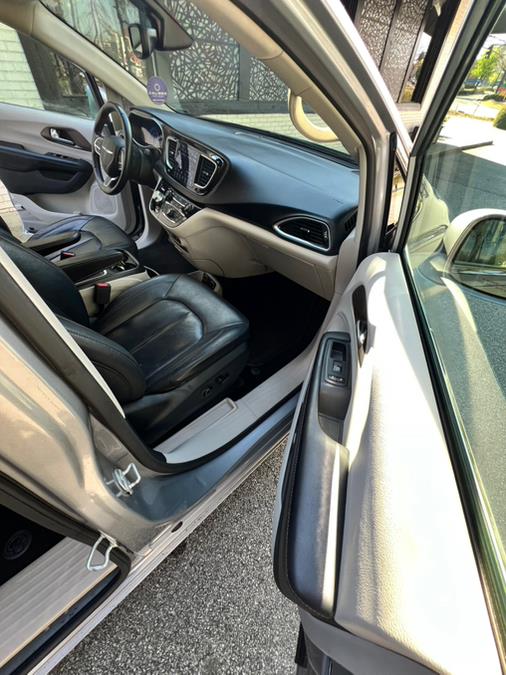 2018 Chrysler Pacifica Touring L Plus FWD photo