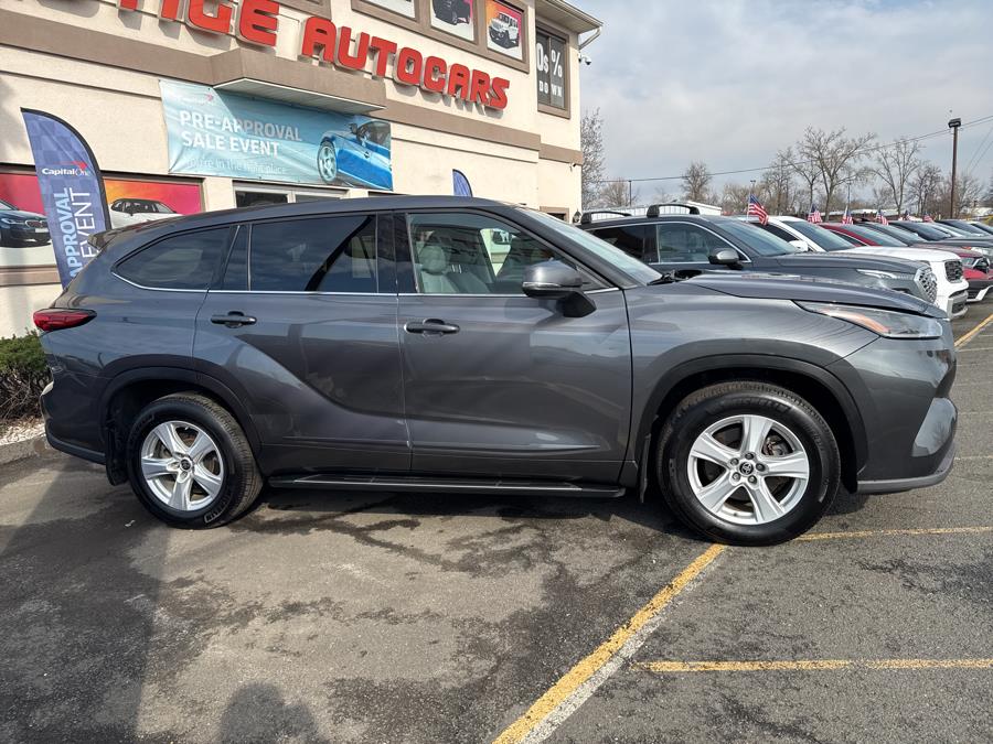 2021 Toyota Highlander LE photo