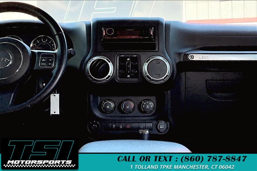 2016 Jeep Wrangler Unlimited 4WD 4dr Sahara photo