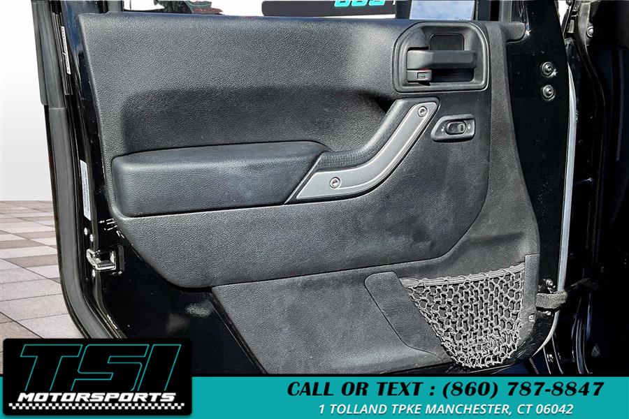 2016 Jeep Wrangler Unlimited 4WD 4dr Sahara photo