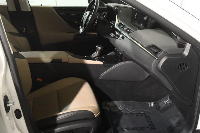 2021 Lexus ES 250 photo