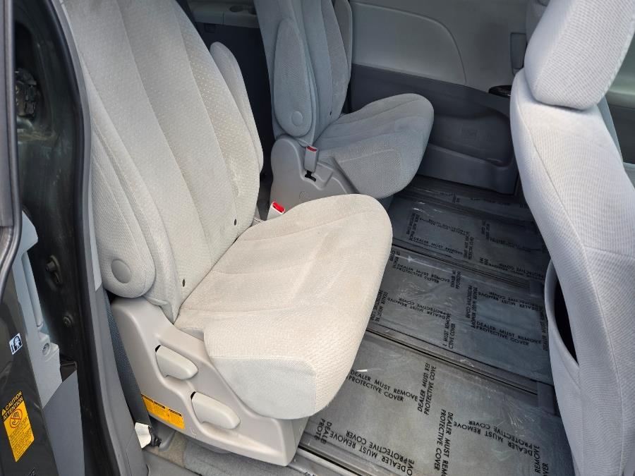 2014 Toyota Sienna LE 7-Passenger photo