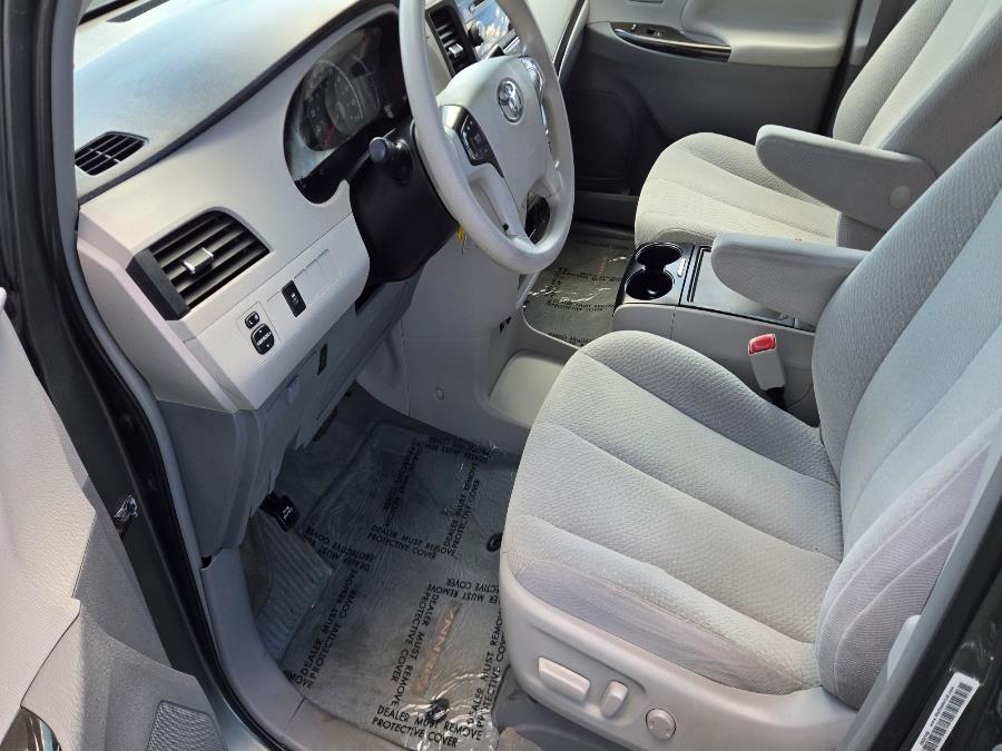 2014 Toyota Sienna LE 7-Passenger photo