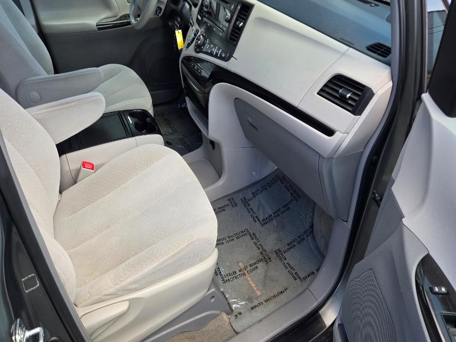 2014 Toyota Sienna LE 7-Passenger photo