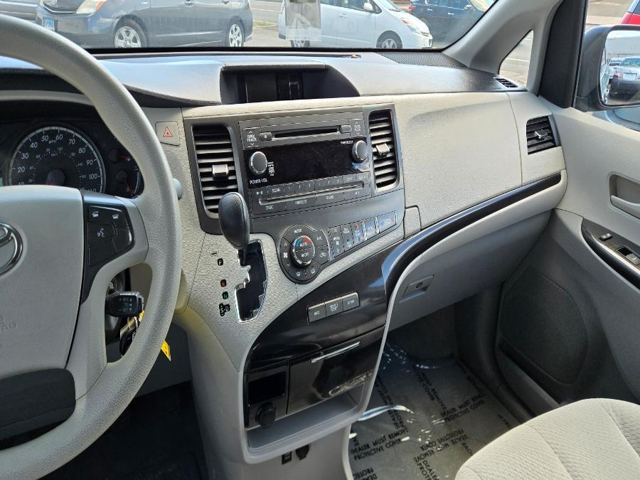 2014 Toyota Sienna LE 7-Passenger photo