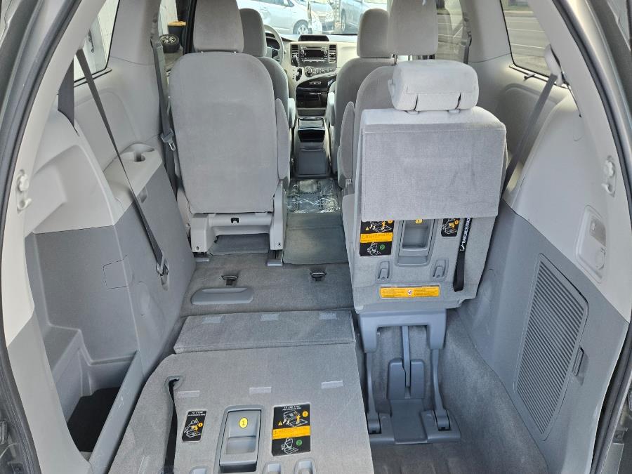 2014 Toyota Sienna LE 7-Passenger photo